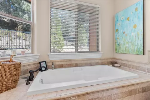 Bath - 2473 Interlaken Ct, Wrightwood, CA 92397 photo 2 of 5