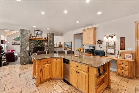 Kitchen - 2473 Interlaken Ct, Wrightwood, CA 92397 photo 4 of 4