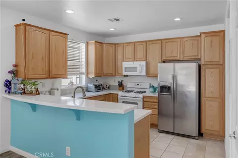 Kitchen - 11122 Avonlea Rd, Apple Valley, CA 92308 photo 2 of 2