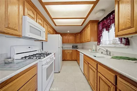 Kitchen - 11998 Omak Rd, Apple Valley, CA 92308 photo 1 of 4