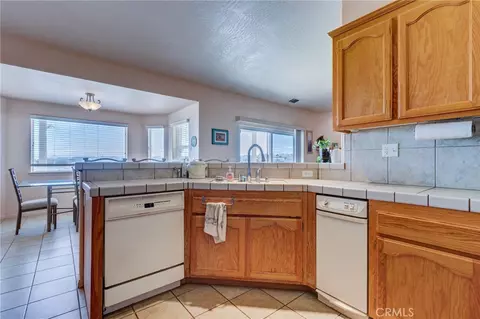 Kitchen - 8605 Cantel Ct, Oak Hills, CA 92344 photo 4 of 5