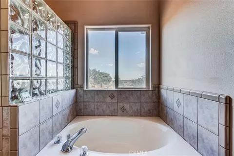 Bath - 8605 Cantel Ct, Oak Hills, CA 92344 photo 3 of 7