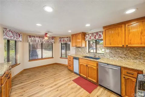 Kitchen - 14605 Kokomo, Apple Valley, CA 92307 photo 1 of 3