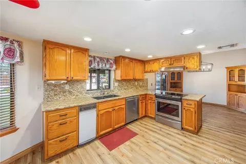 Kitchen - 14605 Kokomo, Apple Valley, CA 92307 photo 2 of 3