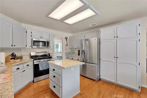 Kitchen - 16412 Pauhaska, Apple Valley, CA 92307 photo 3 of 6