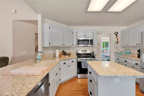 Kitchen - 16412 Pauhaska, Apple Valley, CA 92307 photo 4 of 6