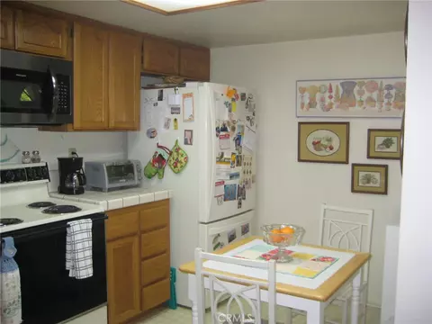 Kitchen - 19109 Arthur, Apple Valley, CA 92308 photo 5 of 7