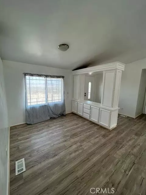 Living - 31616 Emerald Rd, Lucerne Valley, CA 92356 photo 1 of 3