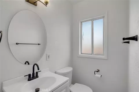 Bath - 17983 Pitache St, Hesperia, CA 92345 photo 2 of 4