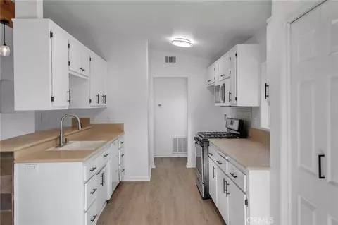 Entry Way - 17983 Pitache St, Hesperia, CA 92345 photo 2 of 2