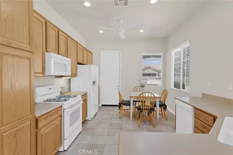 Kitchen - 19535 Hanely, Apple Valley, CA 92308 photo 3 of 4
