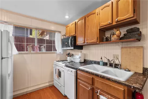Kitchen - 1869 Outer Hwy 2 S, Wrightwood, CA 92397 photo 2 of 3