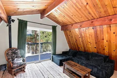 Living - 550 Pine Ln, Sugarloaf, CA 92386 photo 4 of 5