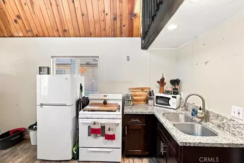 Kitchen - 550 Pine Ln, Sugarloaf, CA 92386 photo 1 of 4