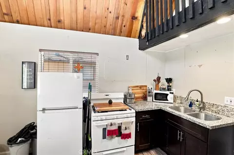 Kitchen - 550 Pine Ln, Sugarloaf, CA 92386 photo 2 of 4