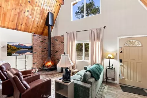 Living - 550 Pine Ln, Sugarloaf, CA 92386 photo 2 of 5