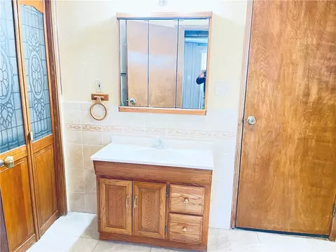 Bath - 1111 Taos, Barstow, CA 92311 photo 1 of 4