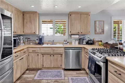 Kitchen - 11846 Ivy Ave, Hesperia, CA 92345 photo 2 of 3