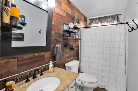 Bath - 11846 Ivy Ave, Hesperia, CA 92345 photo 2 of 5
