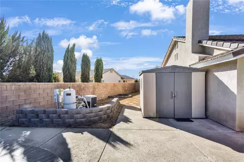 Exterior - 20463 Majestic Dr, Apple Valley, CA 92308 photo 12 of 13