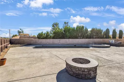 Exterior - 20463 Majestic Dr, Apple Valley, CA 92308 photo 10 of 13