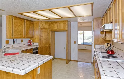 Kitchen - 13564 Quapaw Rd, Apple Valley, CA 92308 photo 3 of 5