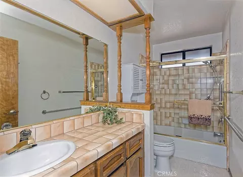 Bath - 13564 Quapaw Rd, Apple Valley, CA 92308 photo 2 of 4