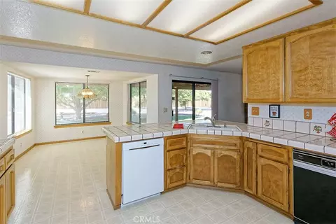 Kitchen - 13564 Quapaw Rd, Apple Valley, CA 92308 photo 5 of 5