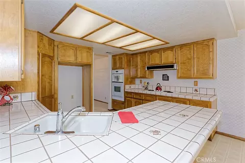 Kitchen - 13564 Quapaw Rd, Apple Valley, CA 92308 photo 2 of 5