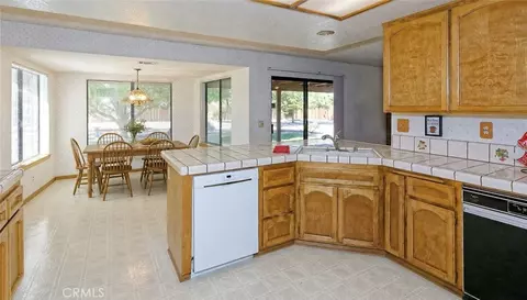Kitchen - 13564 Quapaw Rd, Apple Valley, CA 92308 photo 4 of 5