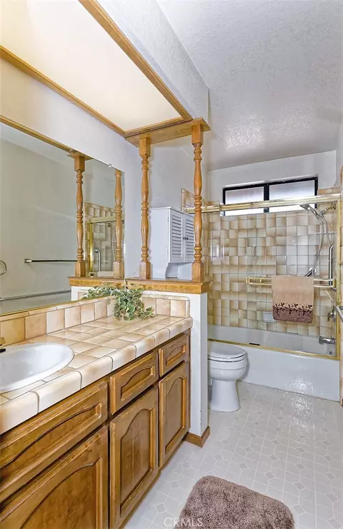 Bath - 13564 Quapaw Rd, Apple Valley, CA 92308 photo 1 of 4