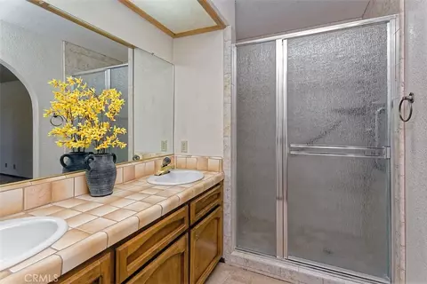 Bath - 13564 Quapaw Rd, Apple Valley, CA 92308 photo 3 of 4