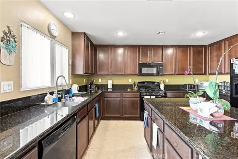 Kitchen - 14472 Sierra Grande St, Adelanto, CA 92301 photo 2 of 4