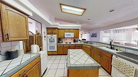 Kitchen - 21723 Hercules St, Apple Valley, CA 92308 photo 3 of 4