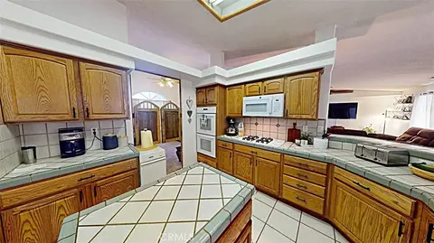 Kitchen - 21723 Hercules St, Apple Valley, CA 92308 photo 4 of 4