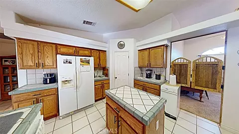 Kitchen - 21723 Hercules St, Apple Valley, CA 92308 photo 2 of 4