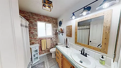 Bath - 21723 Hercules St, Apple Valley, CA 92308 photo 5 of 6