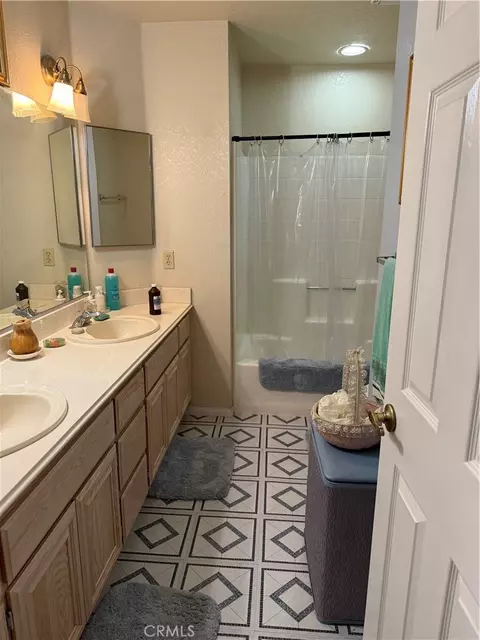 Bath - 20404 Half Moon Ct, Apple Valley, CA 92308 photo 2 of 3