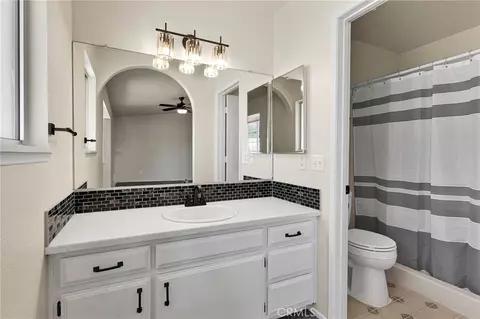Bath - 18190 Pitache St, Hesperia, CA 92345 photo 2 of 5