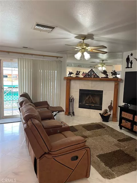 Living - 14501 Hurricane Ln, Helendale, CA 92342 photo 3 of 4