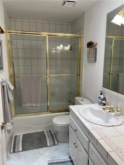 Bath - 14501 Hurricane Ln, Helendale, CA 92342 photo 6 of 6