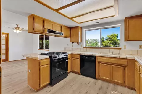Kitchen - 18256 Danbury, Hesperia, CA 92345 photo 3 of 5