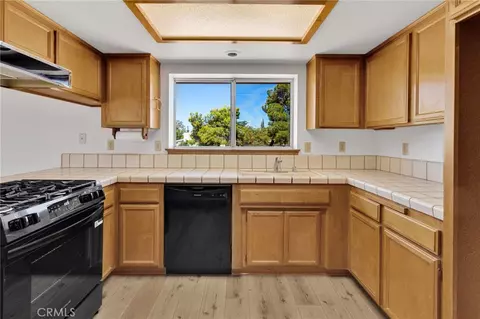 Kitchen - 18256 Danbury, Hesperia, CA 92345 photo 4 of 5