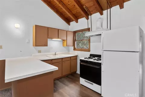 Kitchen - 592 Mountain Vw, Wrightwood, CA 92397 photo 2 of 2