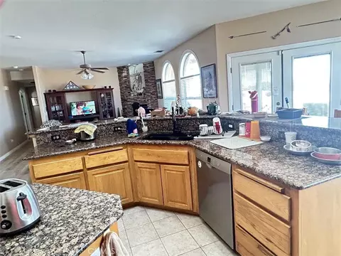 Kitchen - 10928 Lantry Ln, Oak Hills, CA 92344 photo 5 of 6