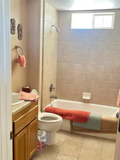 Bath - 10928 Lantry Ln, Oak Hills, CA 92344 photo 6 of 8
