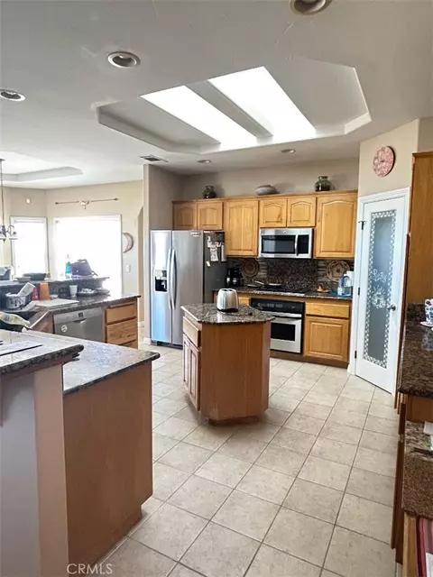 Kitchen - 10928 Lantry Ln, Oak Hills, CA 92344 photo 3 of 6