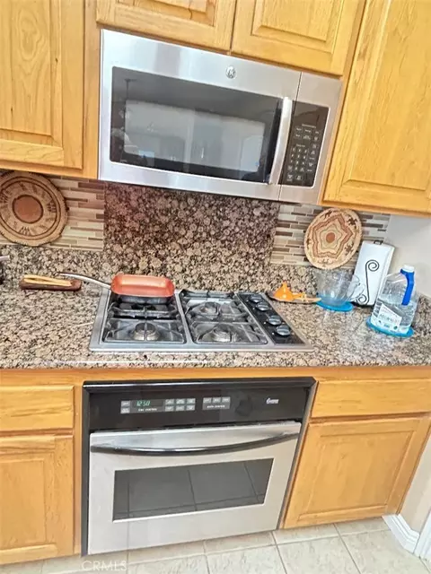 Kitchen - 10928 Lantry Ln, Oak Hills, CA 92344 photo 4 of 6