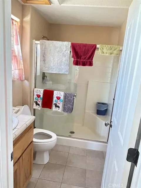 Bath - 10928 Lantry Ln, Oak Hills, CA 92344 photo 7 of 8