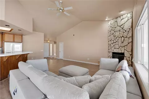 Living - 26218 Corona, Helendale, CA 92342 photo 4 of 6